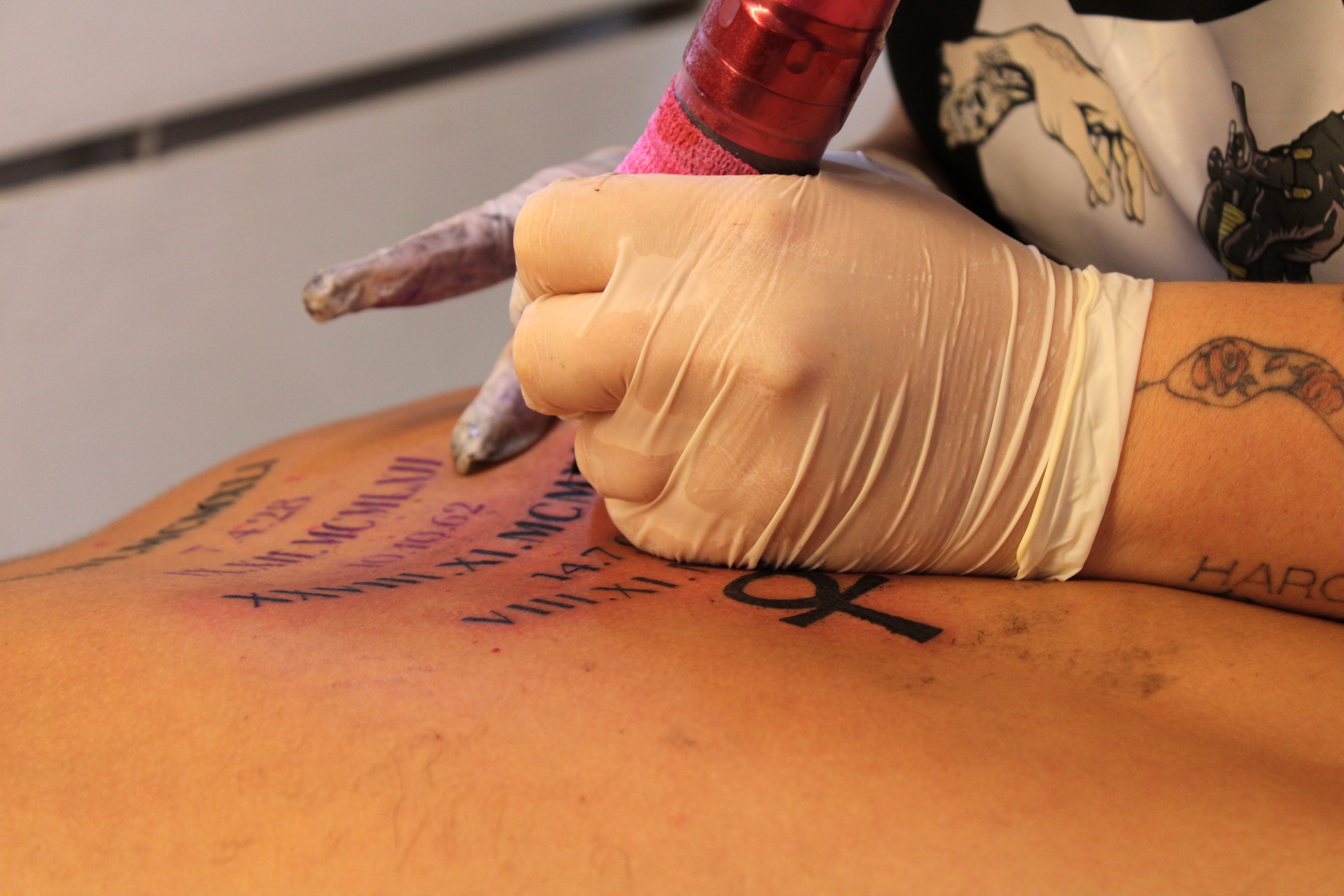 Tattoo artist entrain de tatouer un projet tatouage